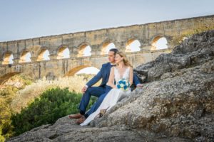 couple de mariés devant le Pont du Gard