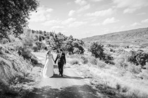 Marche de jeune mariés dans un paysage du sud de la France