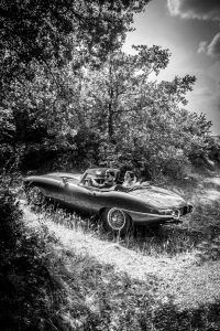 Séance de photo de couple en voiture en forêt dans le vaucluse
