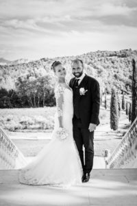 les mariés devant un paysage de provence
