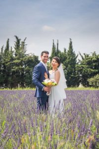 couple de mariés dans un champ de lavande en camargue