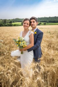 les mariés dans un champ de blé à uzes