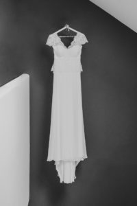 la robe de mariée contre un mur