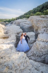 Les mariés dans un labyrinthe de roches prêt des cascades du Sautadet.