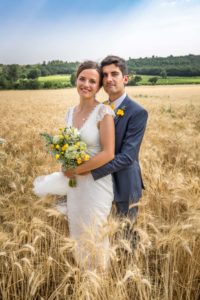 Les mariés dans un champ blond de blé, dans la campagne d'Uzes.