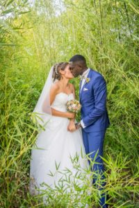 les mariés s'embrassent au milieu des bambous