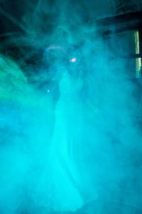 La mariée sur la piste de danse, cachée par un nuage de fumée.