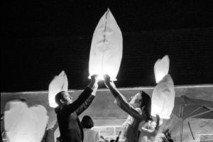 les mariés lancent des lanternes volantes à la nuit tombée