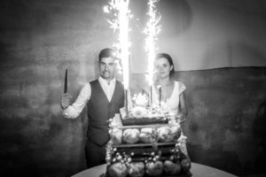 les mariés s'apretent à couper le gâteau de mariage